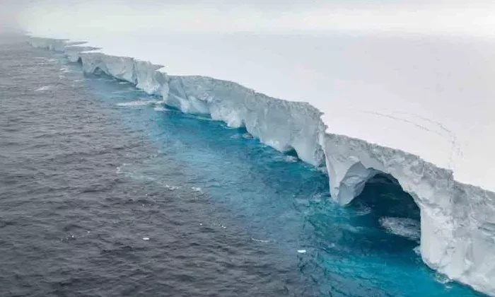 Captan cuevas en iceberg que es más grande que Londres