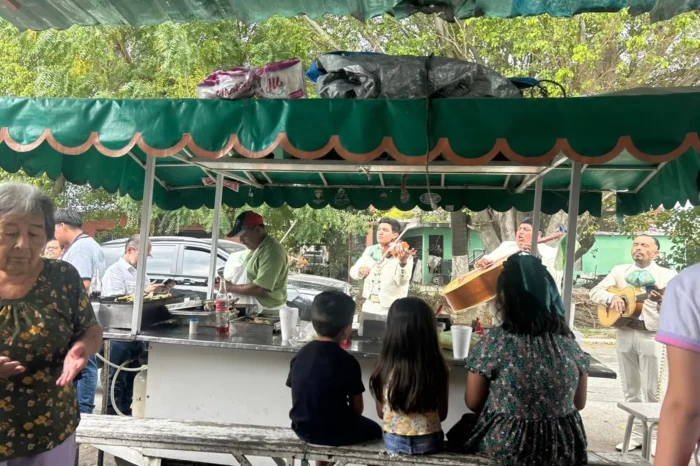 Taquero se jubila y lo despiden con mariachi