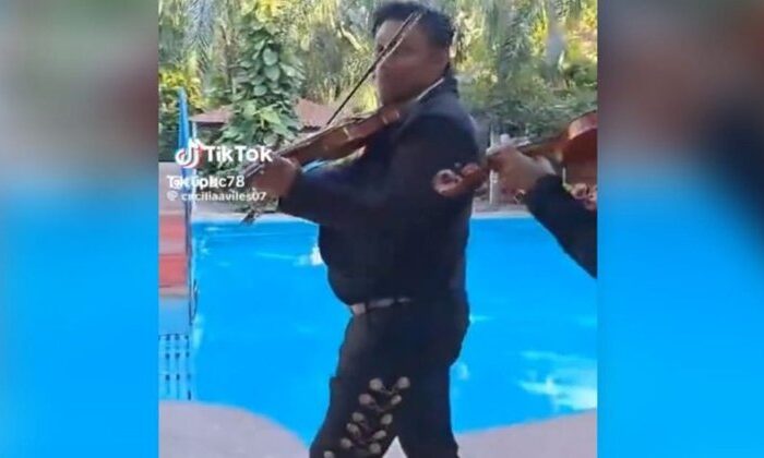 Mariachi cae a alberca al llegar de sorpresa para una serenata