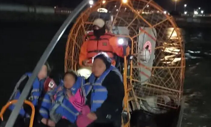 Rescatan a familia de migrantes del Río Bravo, un niño estaba inconsciente