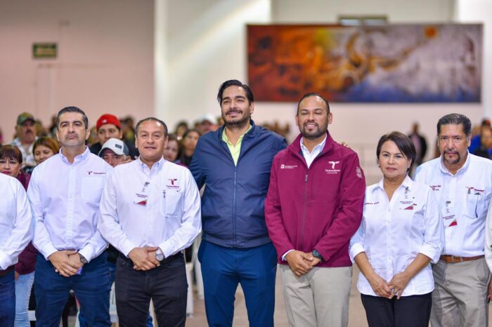 Continúa Alcalde Carlos Peña Ortiz con entrega de tarjetas de Becas para Secundaria