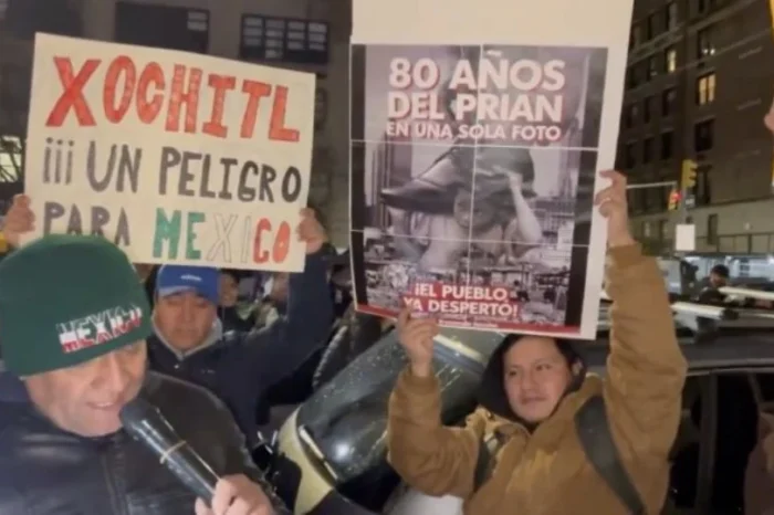 Mexicanos protestan contra Xóchitl Gálvez en Nueva York