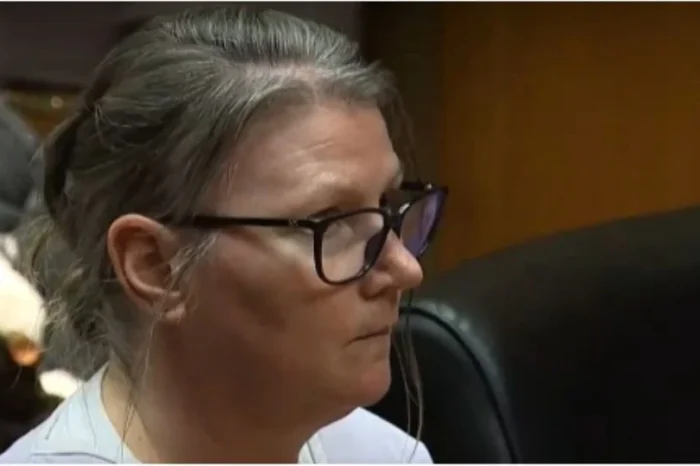 Jennifer Crumbley es la primer mamá en ser juzgada por tiroteo cometido por su hijo