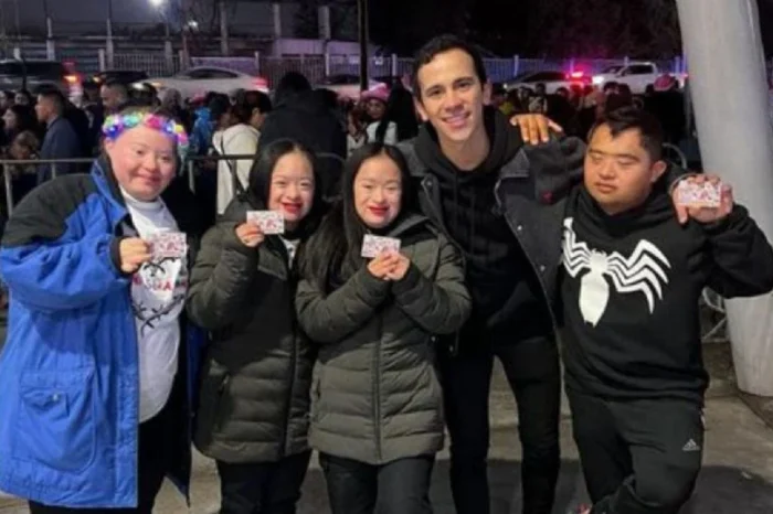 Aerolínea lleva a jóvenes con síndrome de Down al concierto de Karol G en Monterrey