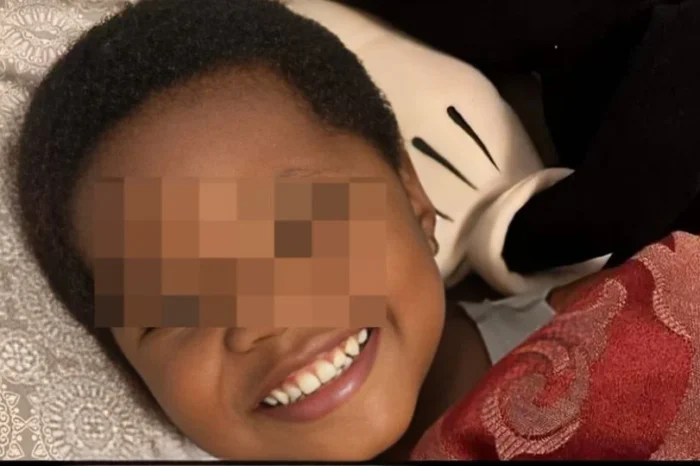 Madre adoptiva mata a su hijo de 5 años y lo arroja a un desagüe en EU