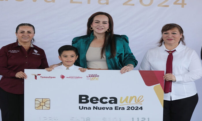 Entrega Carmen Lilia 12 mil becas “UNE” en Nuevo Laredo