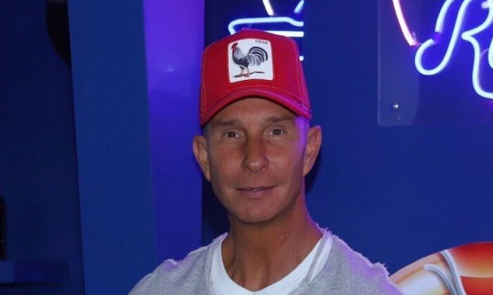 Captan a Erik Rubín de la mano con otra mujer en una cita