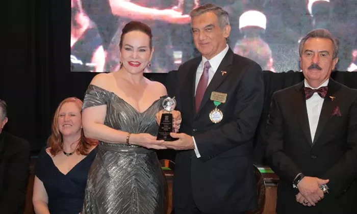 Los dos Laredos nombran a AVA líder binacional