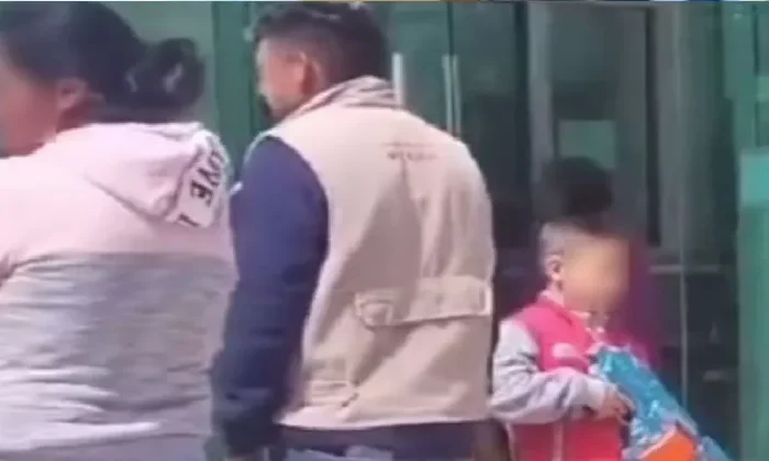 Pequeños “custodian” a su abuelita al cobrar pensión del Bienestar