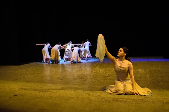 Se sumergen estudiantes en un 'mar de arenas'