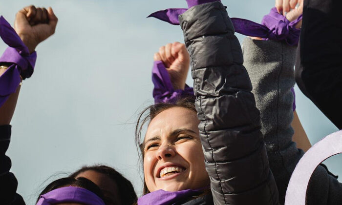 Esto significan los colores morado, verde y rosa en movimientos feministas y Día de la Mujer