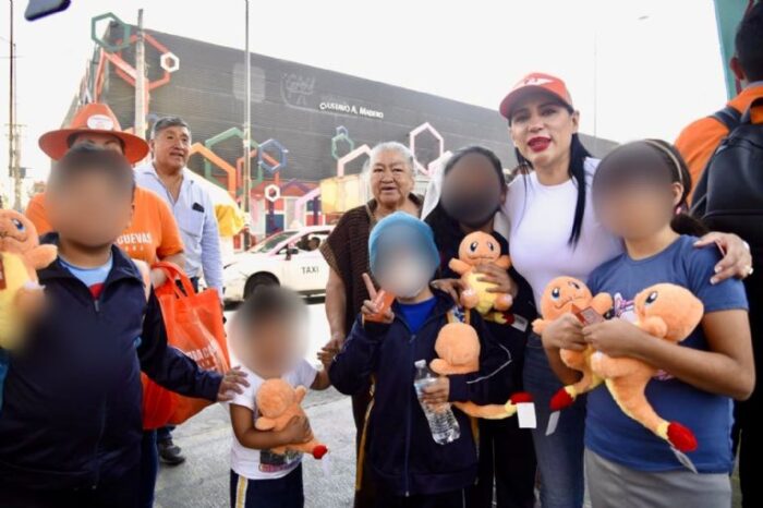 ¿Un Pokémon en la campaña electoral por el Senado? Sandra Cuevas reparte peluches de Charmander