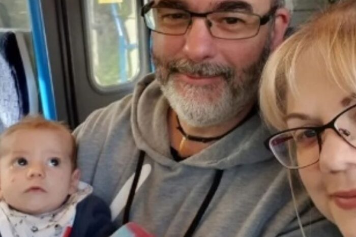 Mamá británica detecta cáncer a su hijo gracias al flash de su celular