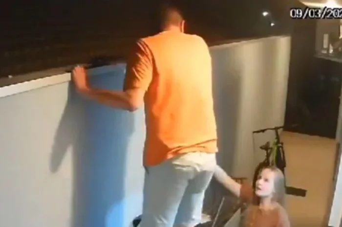 Hombre se asoma tras escuchar disparos y muere por bala perdida en Brasil