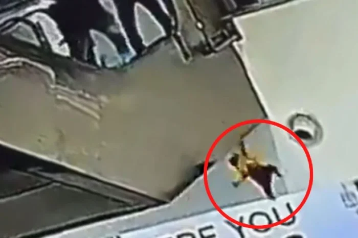 Muere bebé al caer de cuarto piso en centro comercial; resbaló de los brazos de su padre