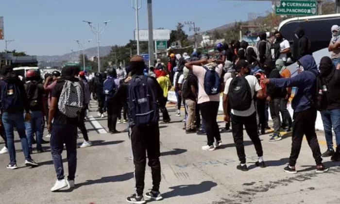 Se fugó el policía que disparó contra estudiante de Ayotzinapa: AMLO