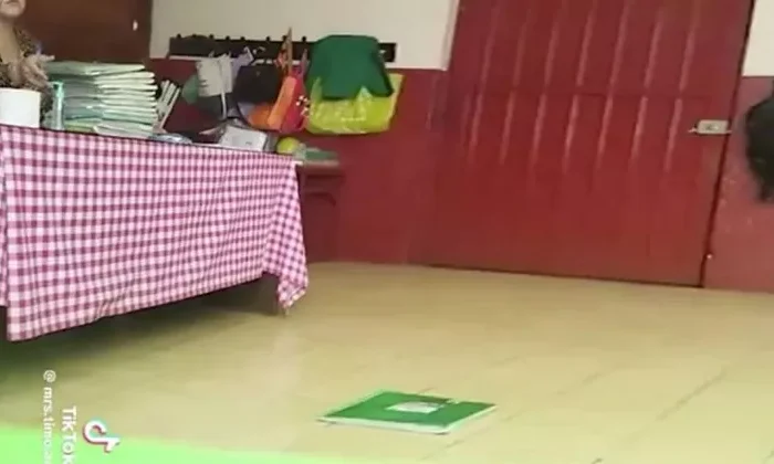 Maestra que aventó libretas de alumnos al suelo en primaria de Toluca es separada de su cargo