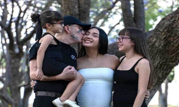 Tunden a Dani Flow por sesión de fotos junto a su esposa y su novia: “Para alimentar su ego”