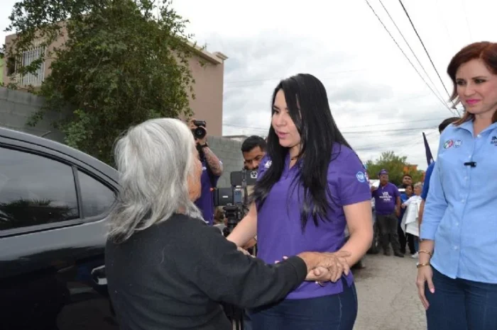 Dialoga Yahleel Abdala con vecinos de Colinas del Sur