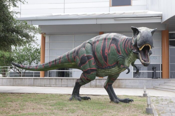 AMBIENTAN CENTRO CULTURAL CON FIGURAS DE DINOSAURIOS