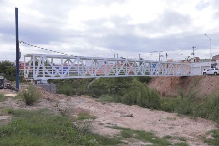CONSTRUYE GOBIERNO MUNICIPAL PUENTES PEATONALES NECESARIOS PARA LA CIUDADANÍA