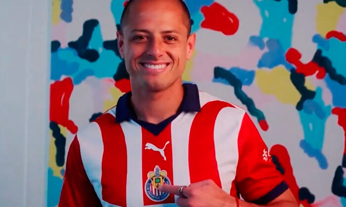 Critican a Chicharito por mirar “raro” a una aficionada en una firma de autógrafos