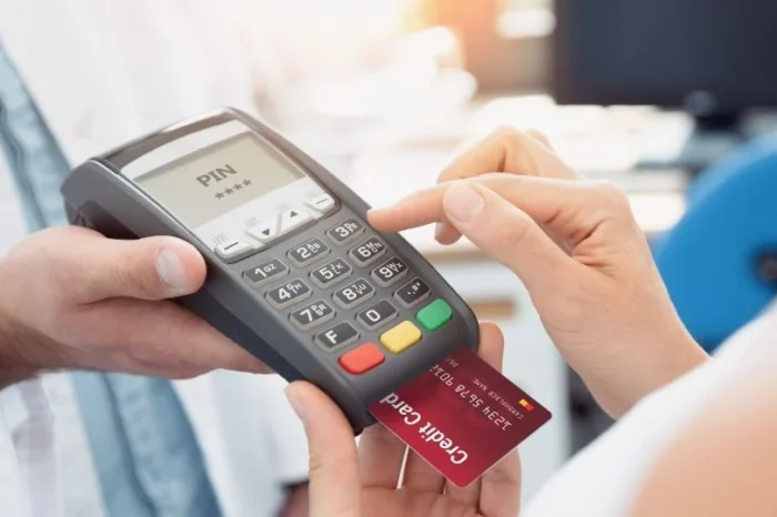 Aprueban prohibir cobro de comisión por uso de tarjeta