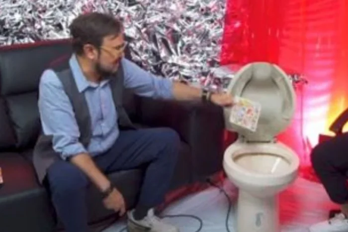 Critican a Aleks Syntek por tirar disco de Karol G al inodoro