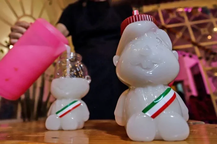 Llegan los 'AMLitros'; bebidas con cerveza o pulque en vasos del presidente