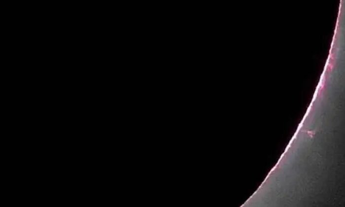 NASA detecta ‘llamas’ rosadas detrás del Eclipse Solar de México