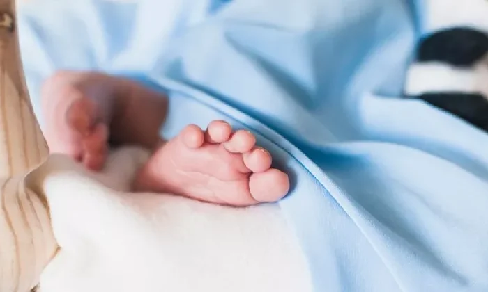 Joven da a luz y abandona a su bebé en el baño de una agencia de autos