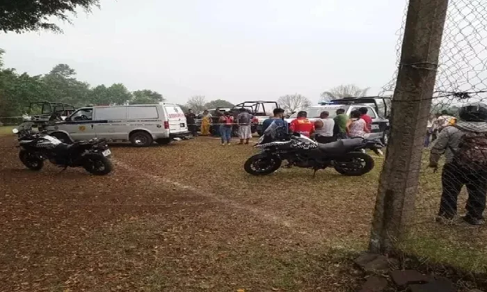 Rayo cae en un campo de béisbol y mata un jugador