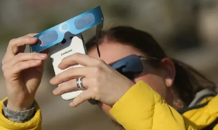 Esta es la forma correcta para tomar fotos con el celular durante el Eclipse del próximo Lunes