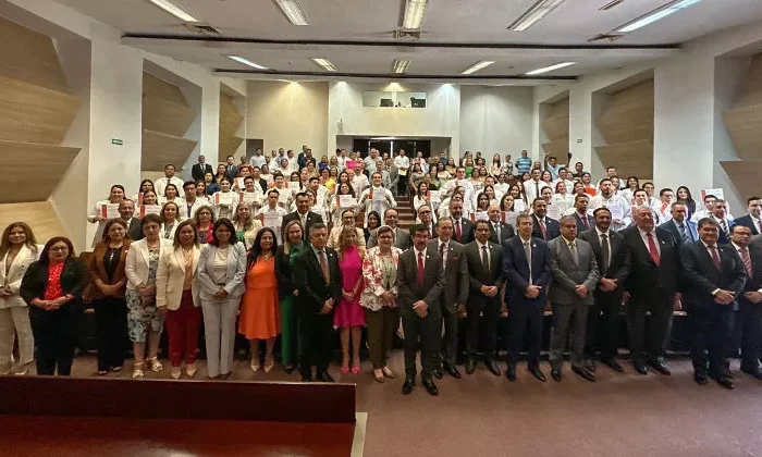 Reconoce la UAT a 37 Médicos calificados