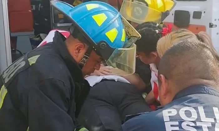 Pareja de abuelitos cae dentro de una cisterna de 2.5 metros de profundidad en Pachuca