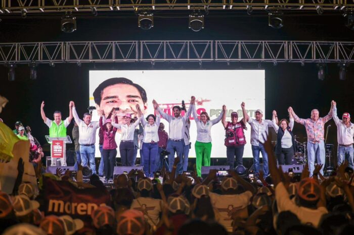 Carlos Peña y Maki Ortiz Unidos, En El Gran 5º Cierre de La Victoria en el Distrito 8 ante más de 12 mil Asistentes, en la Colonia Vista Hermosa