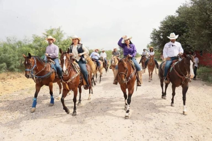 Participa Yahleel Abdala en la cabalgata 'Cultura y Tradiciones' en calles del Kilómetro 10
