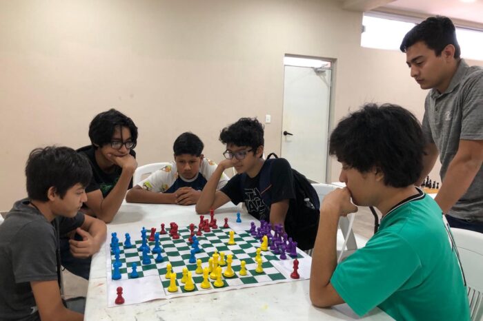 Desarrollan destreza mental en taller de ajedrez