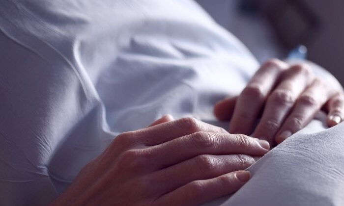 Mujer va al doctor por un dolor en el hombro; le diagnostican cáncer a sus 23 años