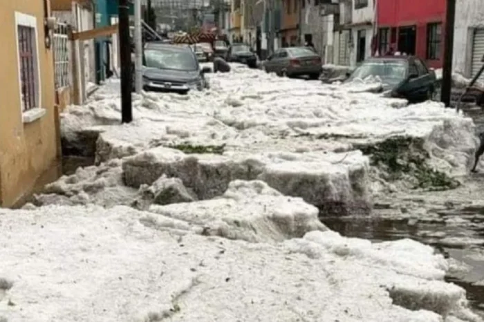 Fuerte granizada pinta de blanco a Puebla