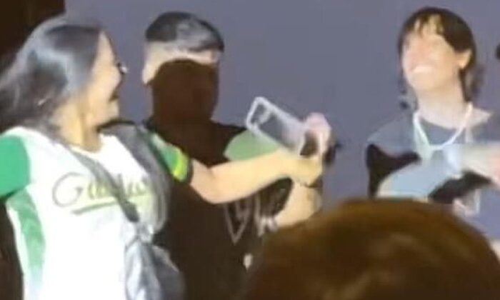 ¡Al estilo Bad Bunny! Natanael Cano tira el teléfono de una fanática y lo tunden en redes