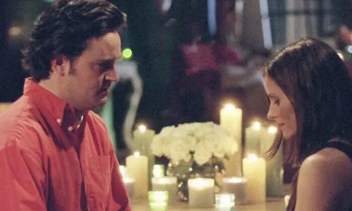 Courteney Cox asegura que Matthew Perry la visita desde el más allá