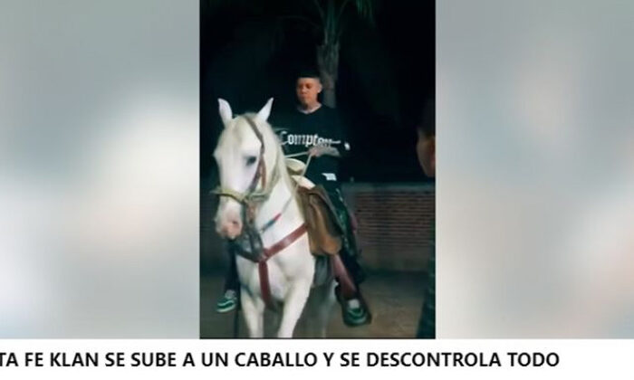 En sus más recientes actualizaciones con el misterioso muñeco de payaso le pidió a sus seguidores que le deseen suerte en la nueva aventura llena de romance