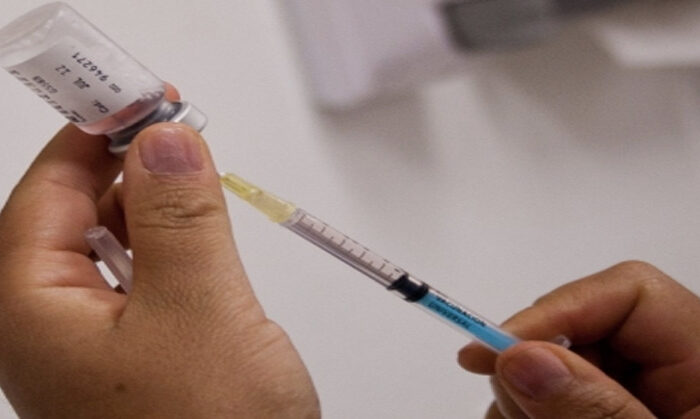 Europa retira autorización a vacuna contra Covid de AstraZeneca