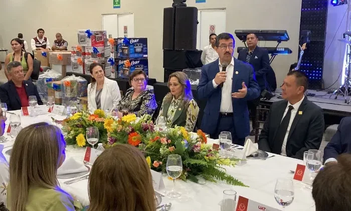 Reconoce rector a docentes de la UAT