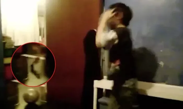 Niños ven una pequeña y aterradora criatura