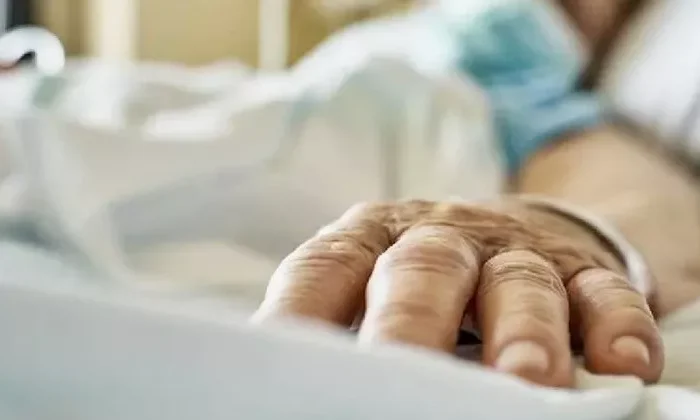 Muere hombre de 82 años tras ser golpeado por su esposa; la mujer fue detenida.