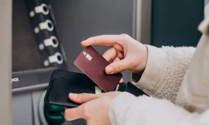 Alertan sobre nuevo modus operandi para clonar tarjetas en cajeros