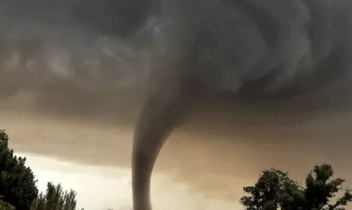 Captan torbellino sobre las casas de Baja California
