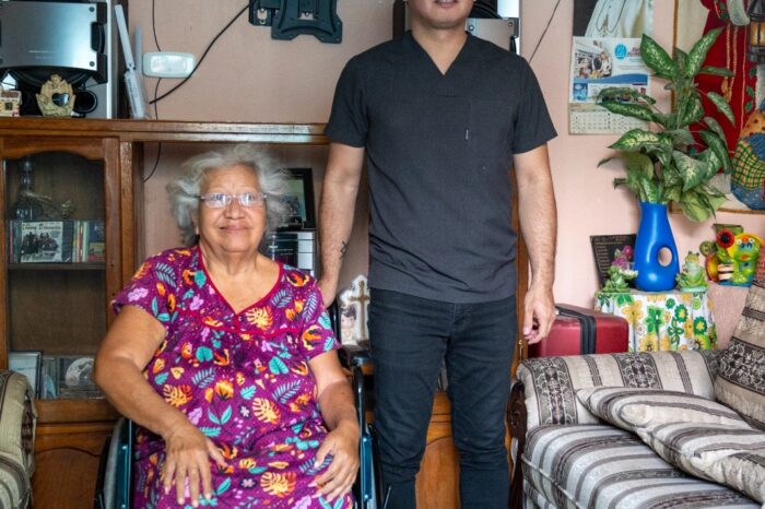 Beneficia Alcalde Carlos Peña Ortiz a ciudadanos con entrega de sillas de ruedas